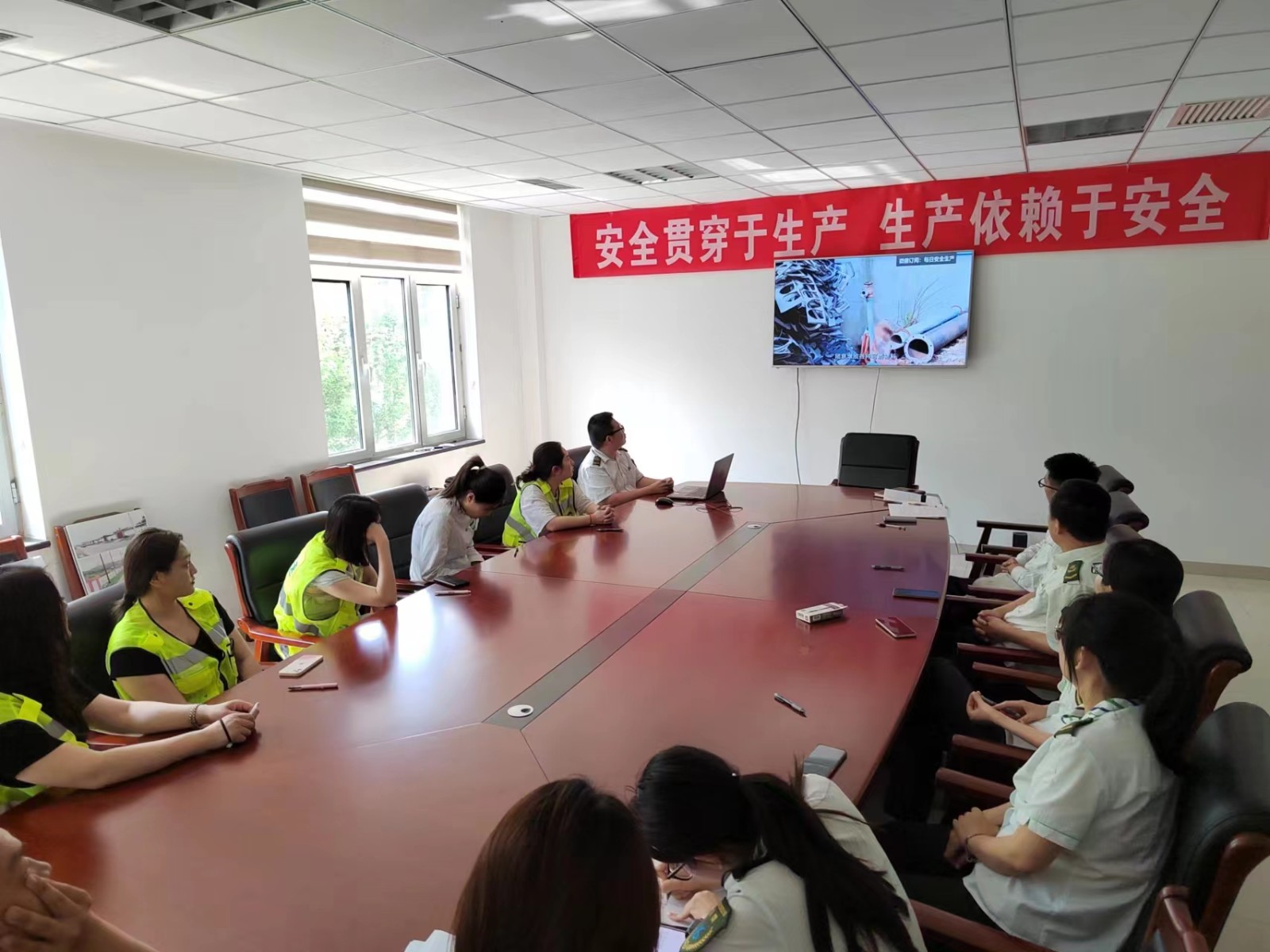 1686733988352403.jpg 觀看警示教育片.jpg